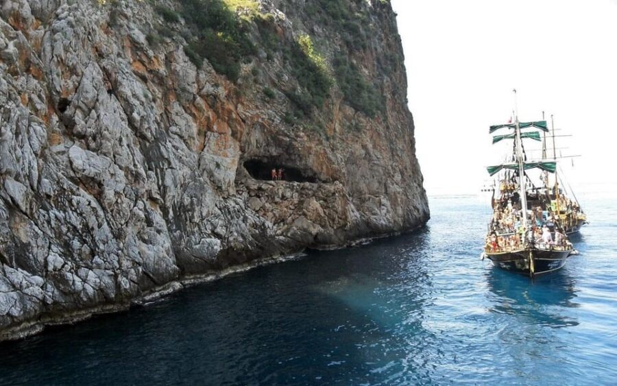 Alanya Relaxing Family Boat Tour Without Foam And Loud Music - Deck comfort and the calm music factor you’ll notice fast