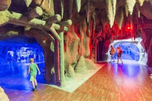 Antalya: Aquarium and Wax Museum Entry Ticket - Inside Antalya Aquarium: the sea tunnel that does the heavy lifting