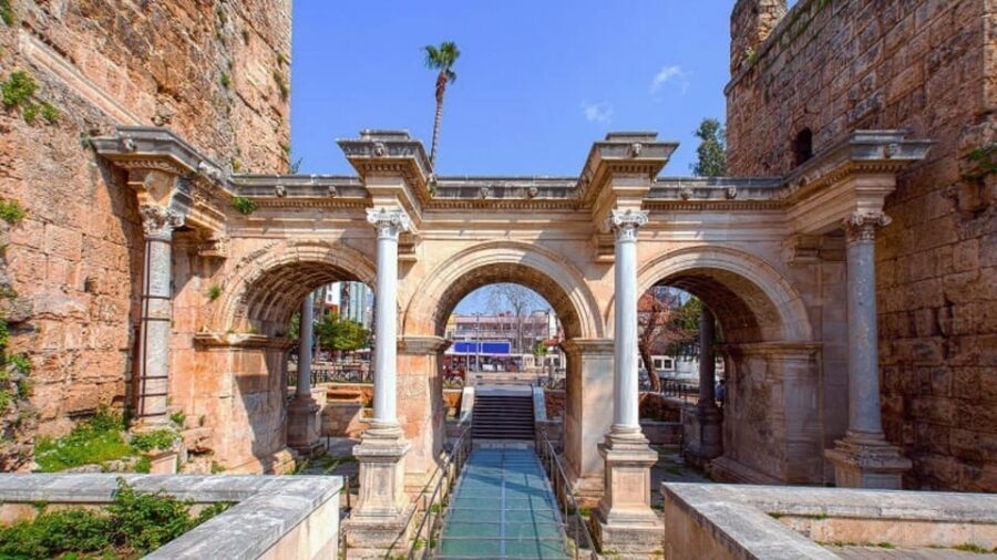 Antalya City Tour: 2 Waterfalls old city & Boat Ride - Lunch at a Turkish restaurant: a real pause in the middle