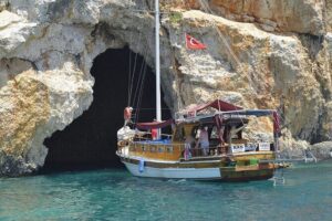 Half-Day Boat Tour to Antalya Waterfalls - Getting started: the 9:00 am pickup and harbor scene