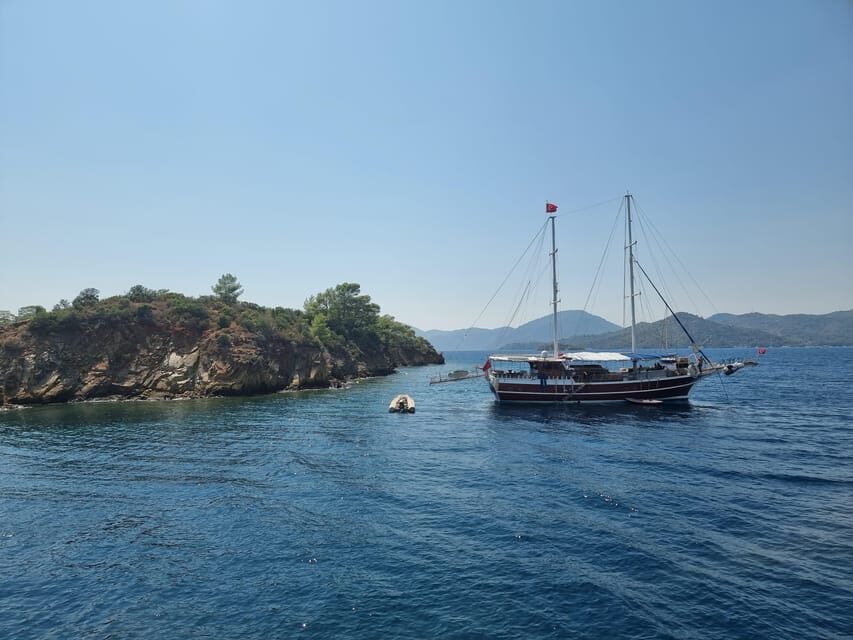 Side: Dolphin Island Boat Tour with BBQ Lunch - Should you book it?